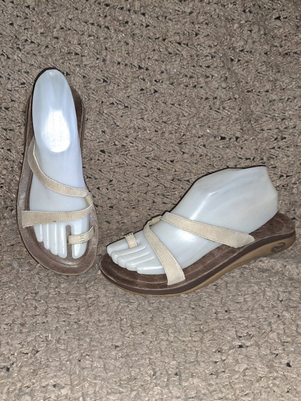 CHACO-Beige Leather-Toe-Loop Flip-Flop Sandals-Strappy-Size 8-Near Mint